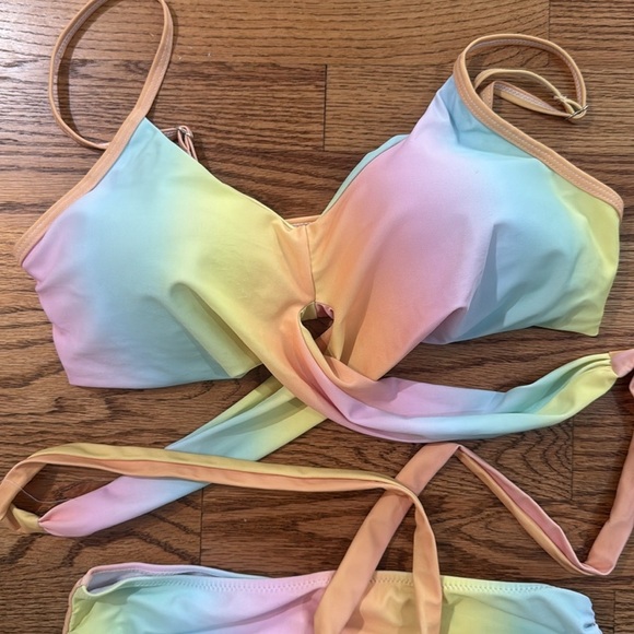 Adorable tie-dye Bikini size large fits like a medium - Picture 3 of 3